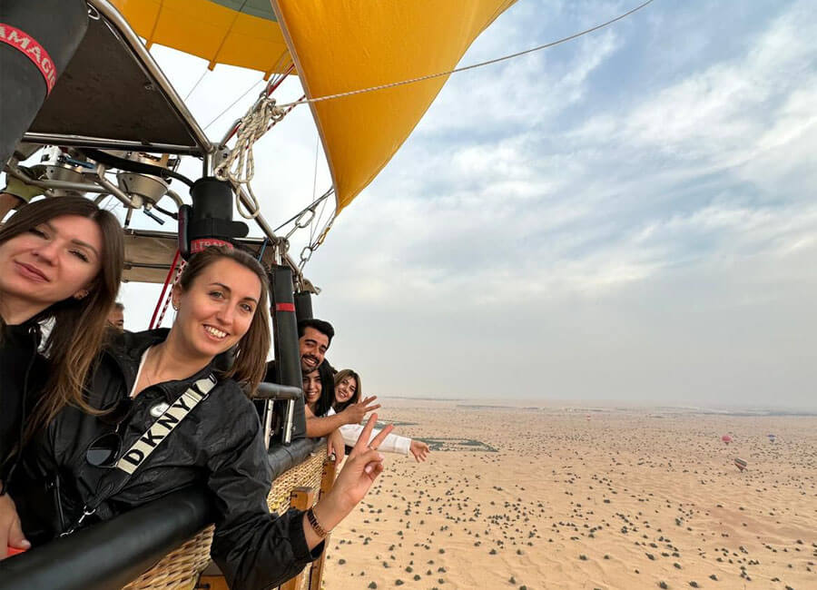 9-signature-balloon-flight-over-dubai-desert